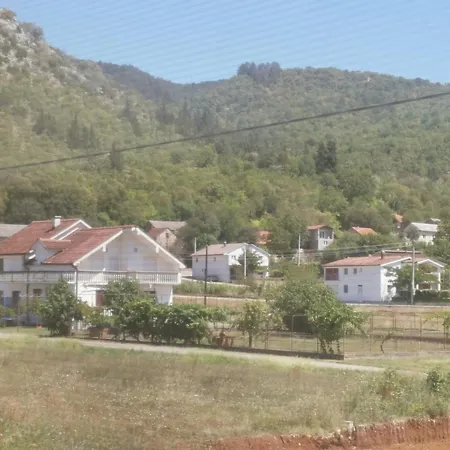 Zuta Kuca * Grude